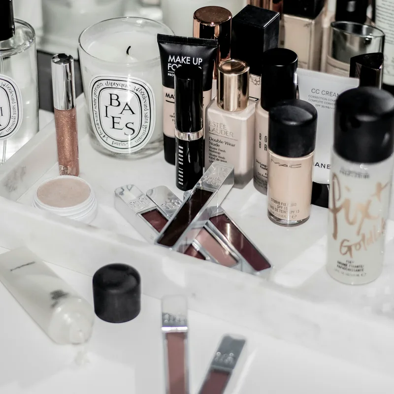 Productos y herramientas de estética sobre una superficie clara