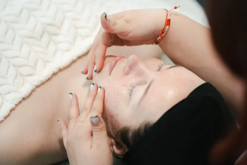 Momento de relajación durante un masaje facial
