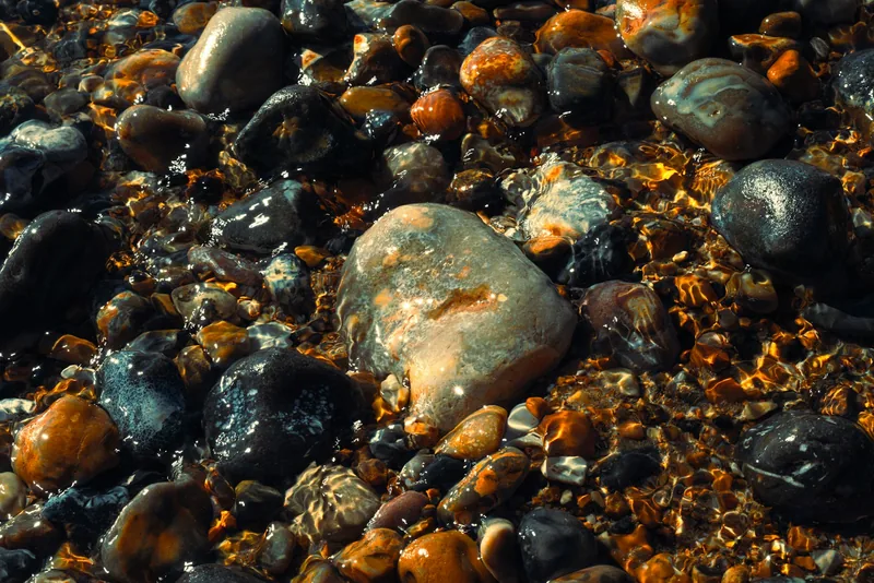 Detalle de piedras y agua, textura volcánica